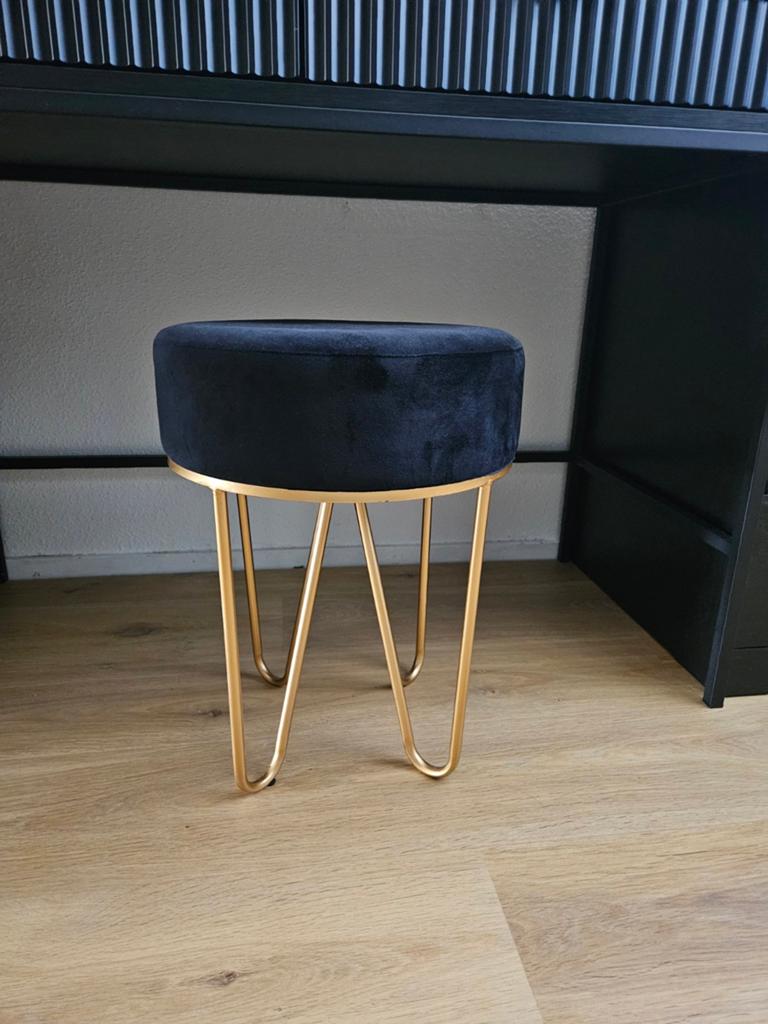 Zwart fluwelen krukje met gouden poten, Ophalen