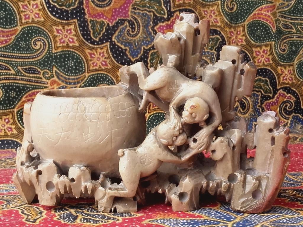 Mooie originele oude Chinese inktpot met apen 17 cm.