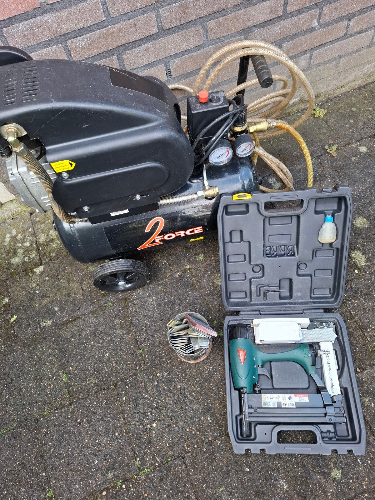 2Force Compressor met tacker en accessoires, Doe-het-zelf en Verbouw, Compressors, Ophalen, Gebruikt, 6 tot 10 bar, 25 tot 100 liter