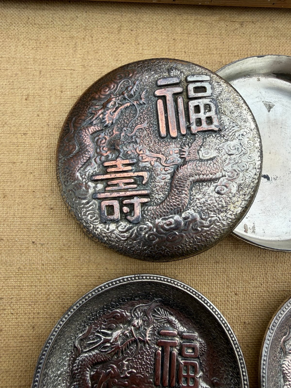 Antieke Chinese zilveren onderzetters met drakenmotief, Ophalen of Verzenden