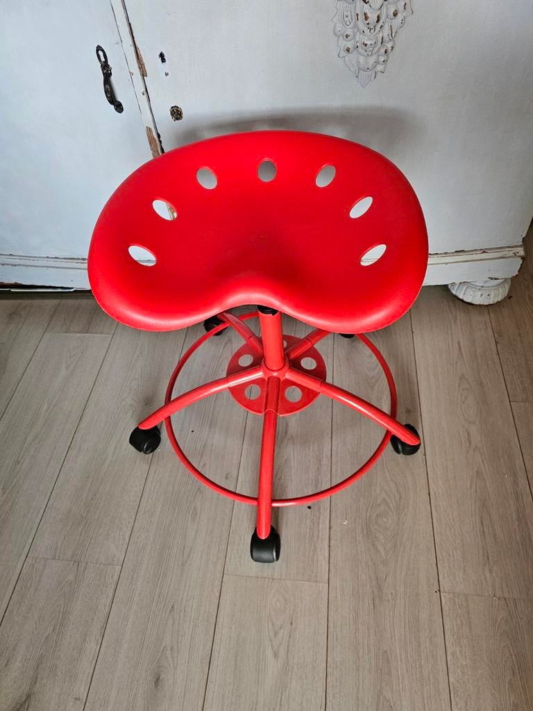 Vintage Rode Tractor Kruk van Ikea, Huis en Inrichting, Bureaustoelen, Bureaukruk, Ergonomisch, Ophalen