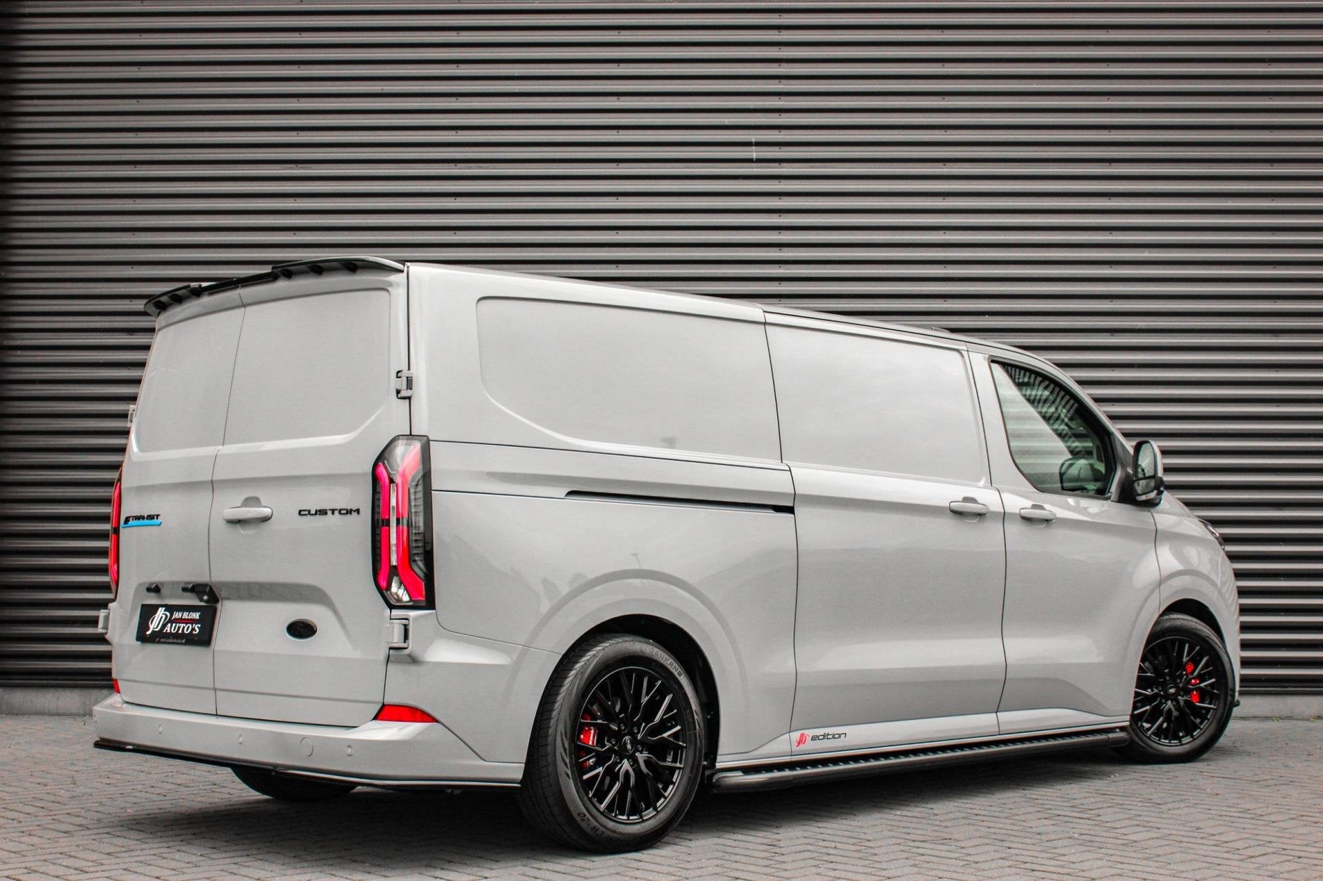 Ford E-Transit Cust. 340 L2H1 Limited 65 kWh 218PK / JB-EDII, Auto's, Bestelauto's, Automaat, Achterwielaandrijving, 324 km, Zwart