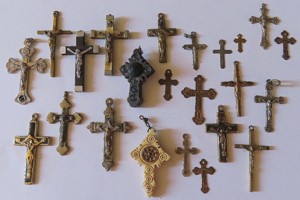 Koopje! (no 9) 23 stuks religieuze hangers /kruizen, incl ve, Antiek en Kunst, Antiek | Religie, Verzenden