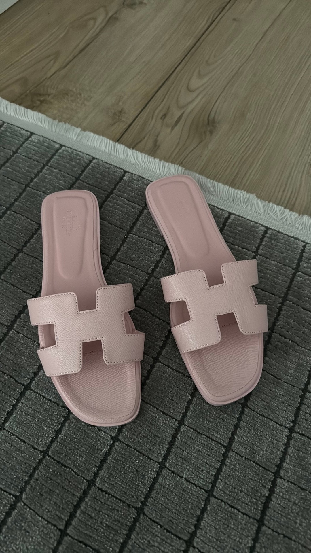 Hermes slippers, Ophalen of Verzenden, Zo goed als nieuw, Meisje, Overige typen