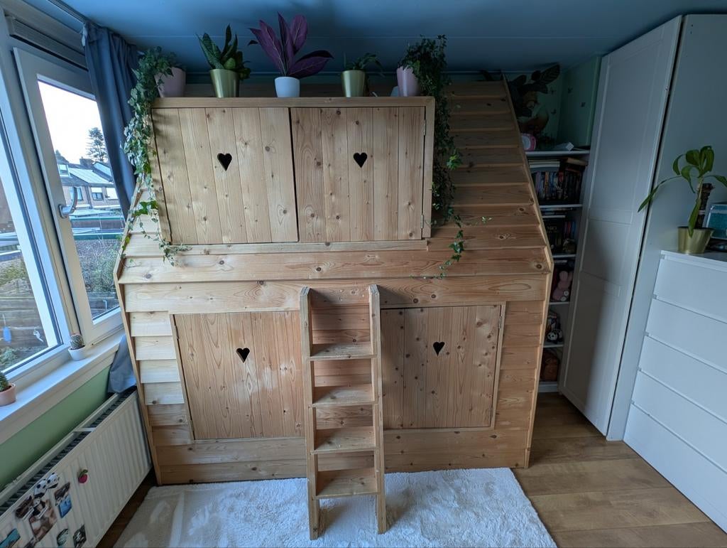 Uniek houten bed huis met 2 slaapplekken stapelbed, Kinderen en Baby's, Kinderkamer | Stapelbedden en Hoogslapers, Ophalen, Zo goed als nieuw
