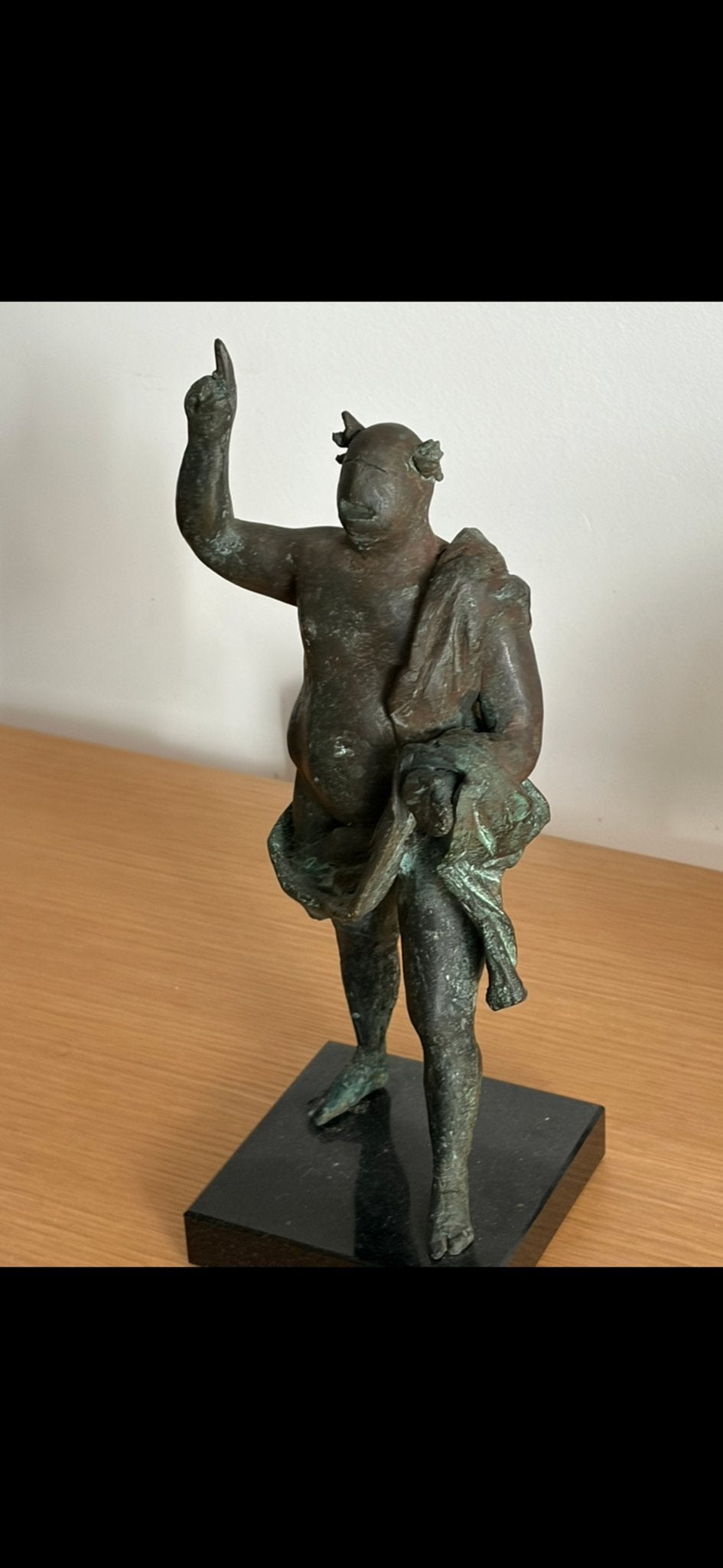 Bronzen beeld van een mythologisch figuur op marmeren sokkel, Overige onderwerpen, Ophalen of Verzenden, 20 - 50 cm, Beeld