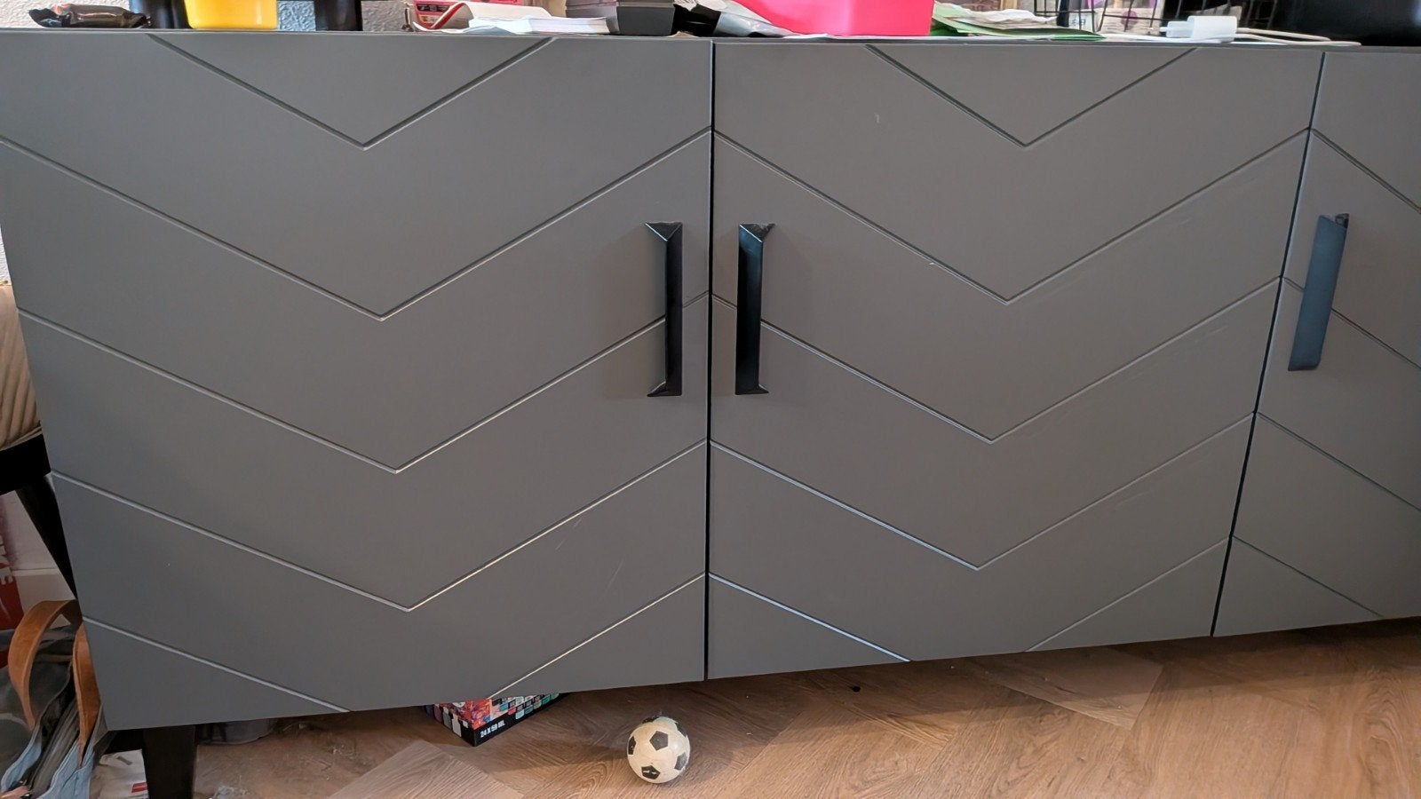 Stijlvol dressoir met visgraatmotief - Grijs, Ophalen, Met deur(en), 150 tot 200 cm, Modern, Scandinavisch, Eigentijds