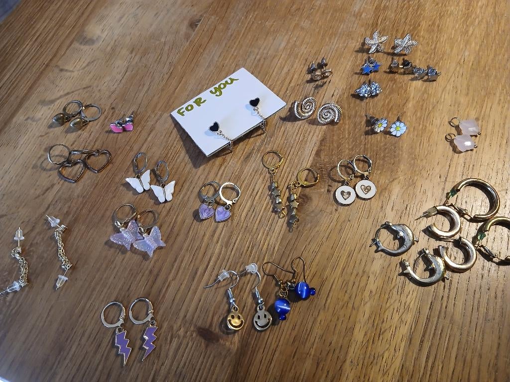 24 paar oorbellen, Ophalen of Verzenden, Gebruikt, Overige kleuren, Overige materialen