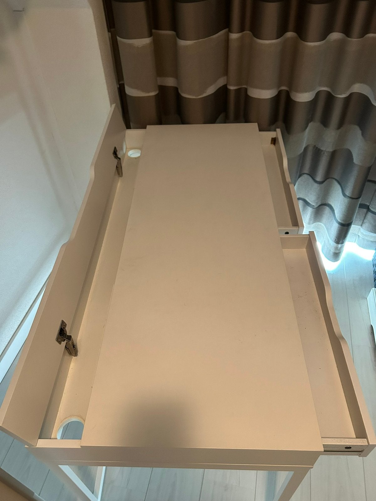Wit Buro met 2 lades en een kabelgoot., Ophalen, Kabelgoot, Zo goed als nieuw, IKEA