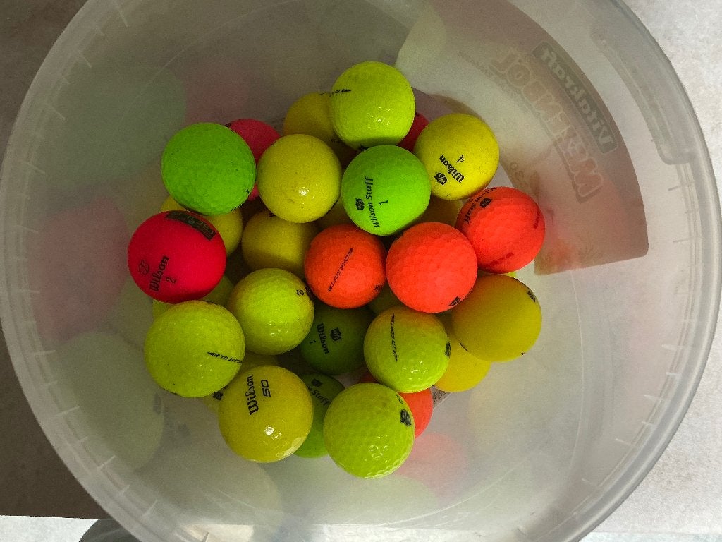 35 verschillende gekleurde Wilson Staff golfballen, Sport en Fitness, Ophalen of Verzenden, Zo goed als nieuw, Bal(len), Overige merken