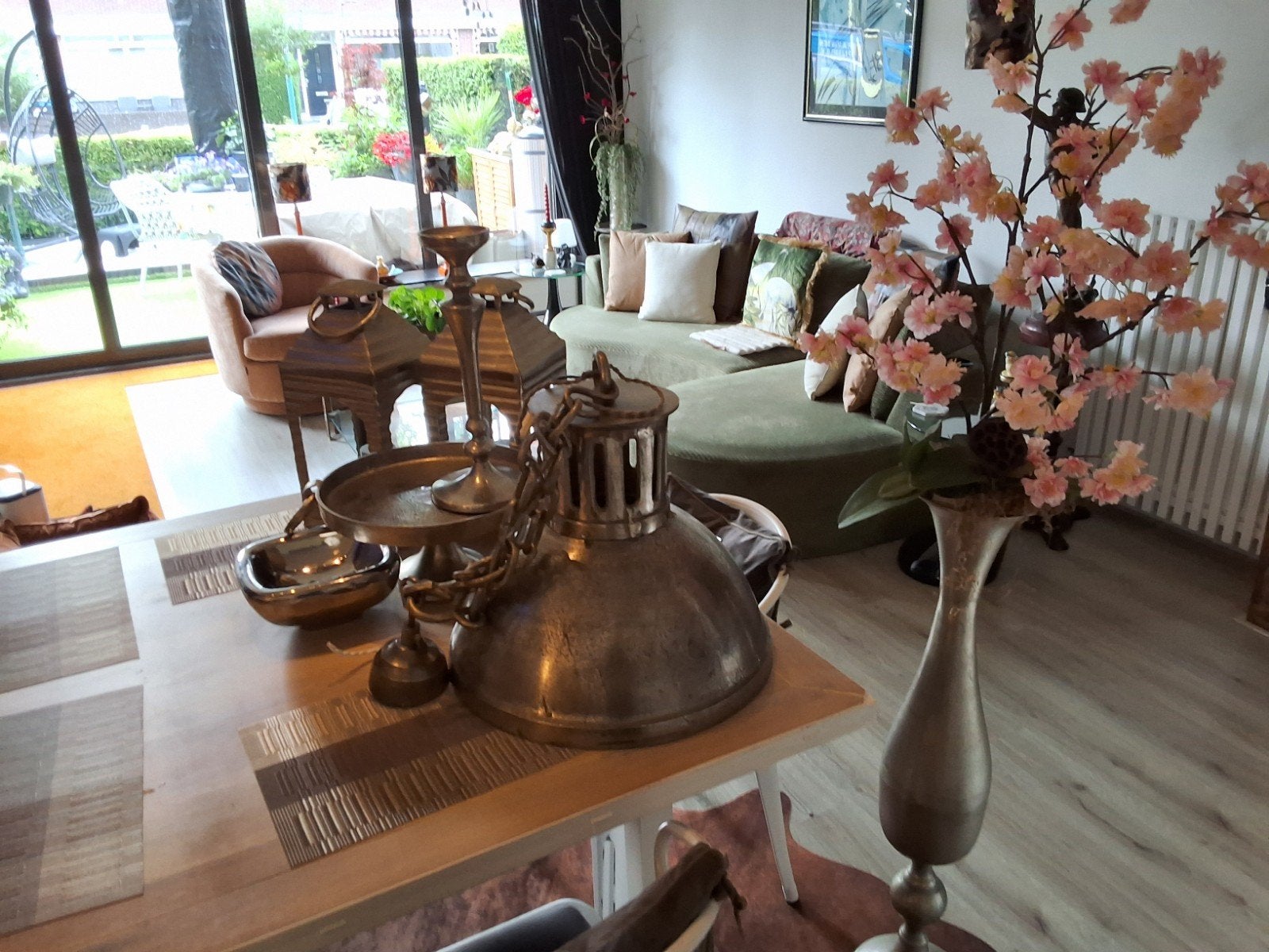 Grote decoratieve vaas met kunstbloemen, Huis en Inrichting, Woonaccessoires | Vazen, Inclusief decoratie, Ophalen of Verzenden