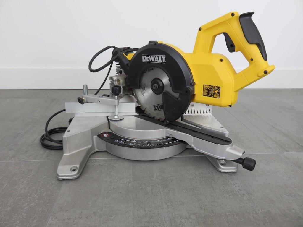 DE WALT AFKORTZAAG, Doe-het-zelf en Verbouw, Gereedschap | Zaagmachines, Zo goed als nieuw, Afkortzaag, 1200 watt of meer, 30 tot 70 mm