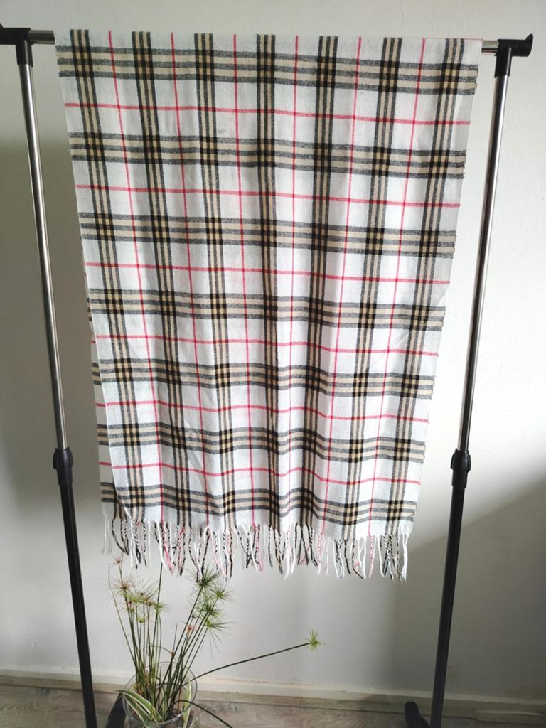 Geruite sjaal in wit, zwart, rood en beige, Ophalen of Verzenden, Zo goed als nieuw, Maat 46/48 (XL) of groter, Sjaal