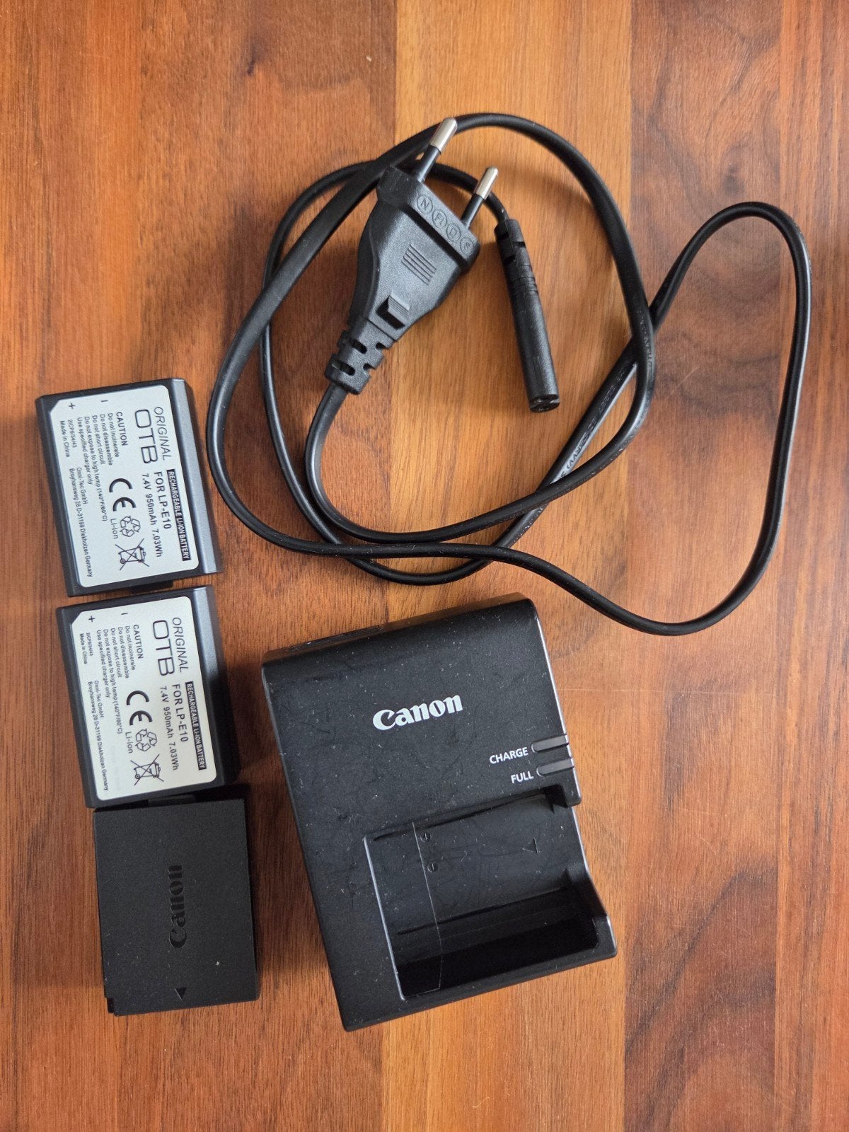 Canon LP-E10 batterij + 2 LP-E10 batterijen + oplader, Gebruikt, Acculader, Canon, Canon
