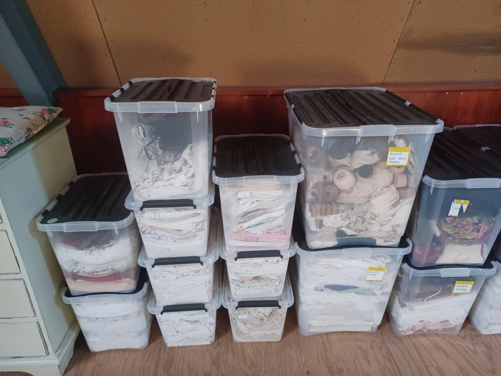 17x doos vintage textiel kleding doeken tafelkleden kant, Antiek en Kunst, Ophalen