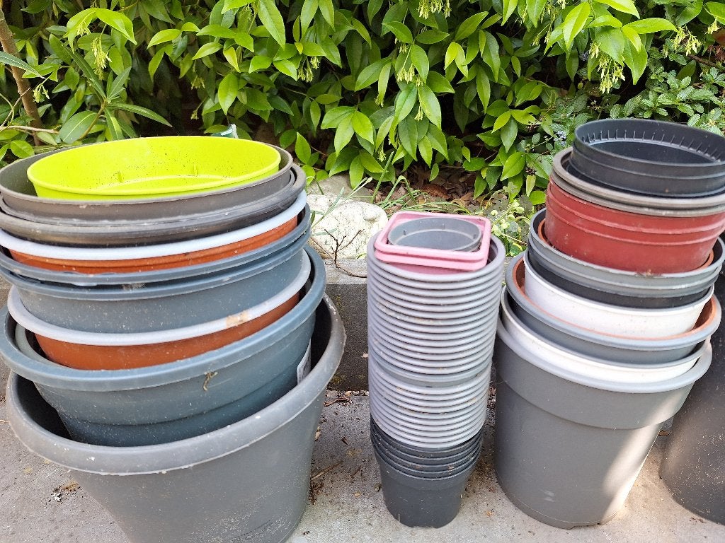Plastic kweekpotten hangpotten etc, Tuin en Terras, Bloempotten, Ophalen, Kunststof, Gebruikt, Rond