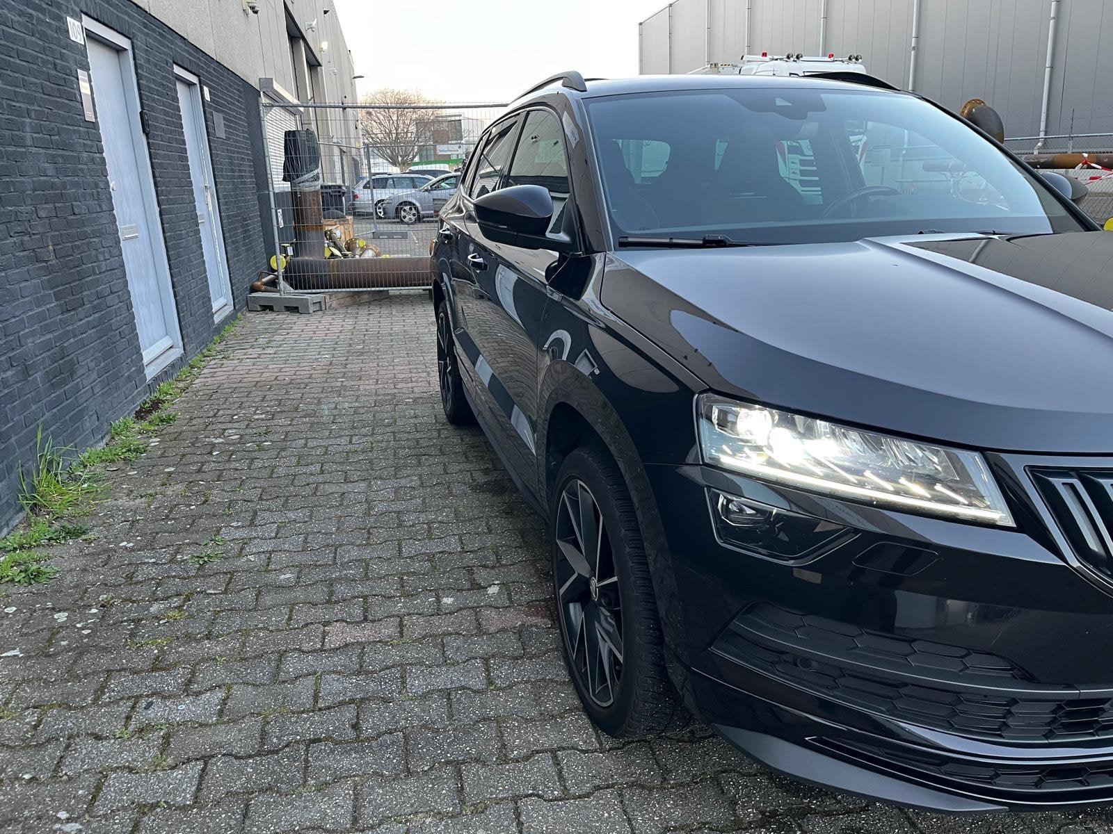 Skoda Karoq 1.5 TSI ACT Greentech 150pk Dsg-7 2020 Zwart., Auto's, 1498 cc, 4 cilinders, 150 pk, Sportstoelen
