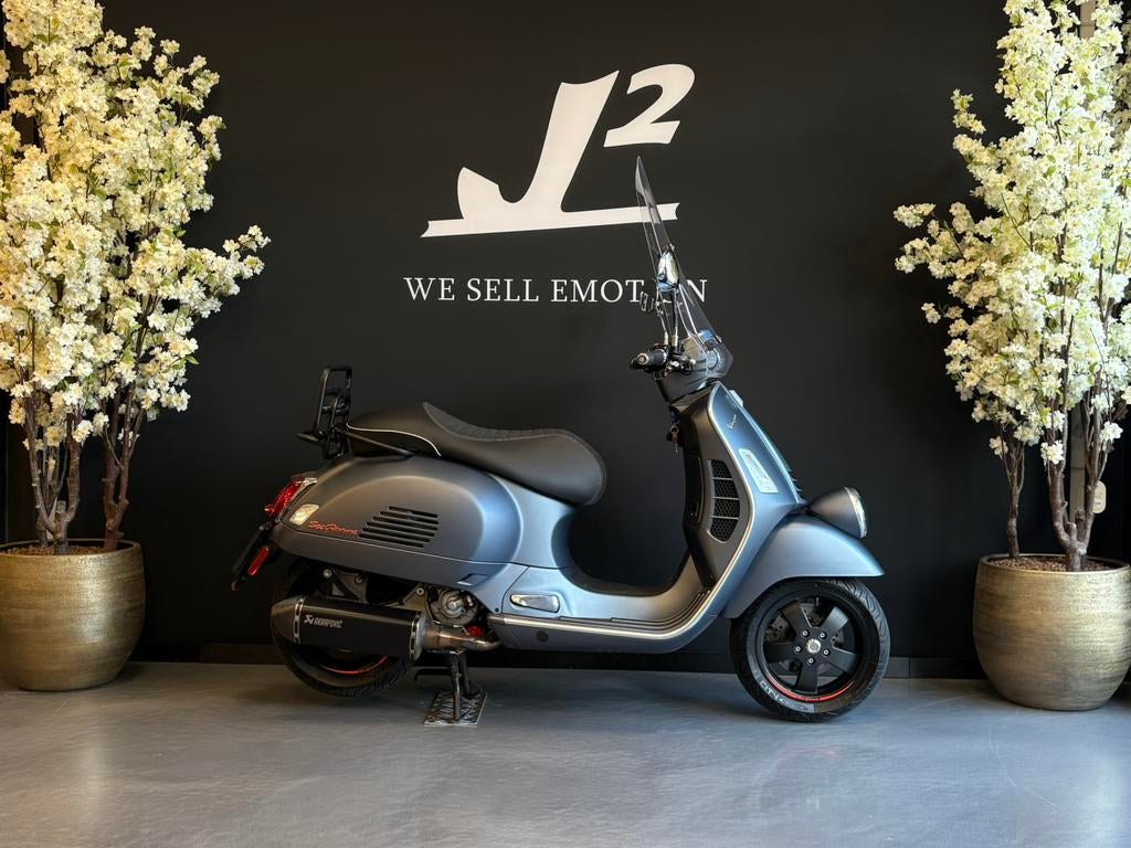 Vespa GTV 300 | Mat Grijs | 2019 | 9336 km | Akra, Gebruikt, 300 cc, ., Ophalen of Verzenden