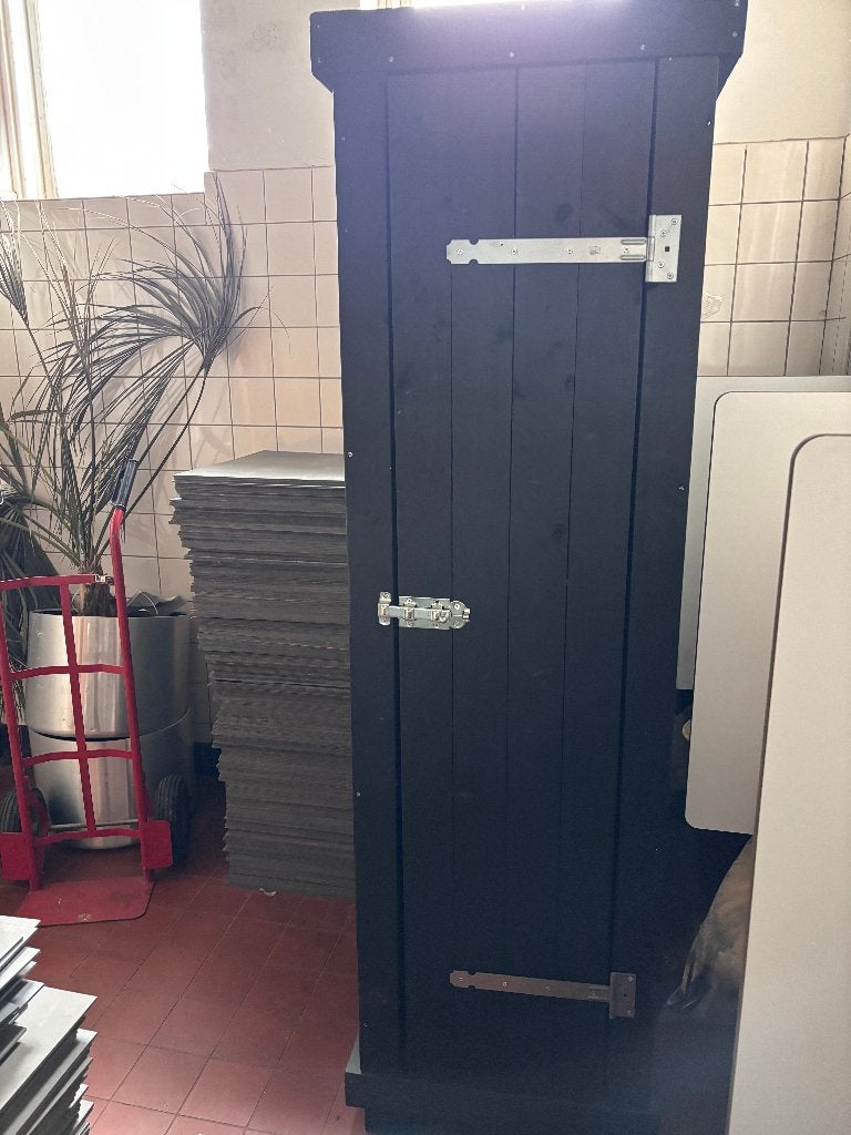 Zwarte houten boeren kast kledingkast halkast, Ophalen, Met plank(en), Gebruikt, 50 tot 100 cm