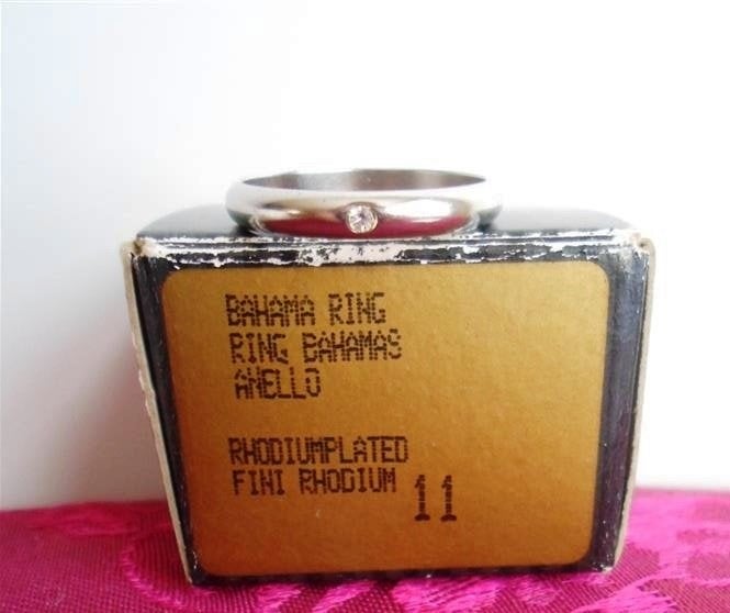AVON ring. Zilverkleurig met een zirkonia steentje, 19 tot 20, Nieuw, Ophalen of Verzenden, Dame