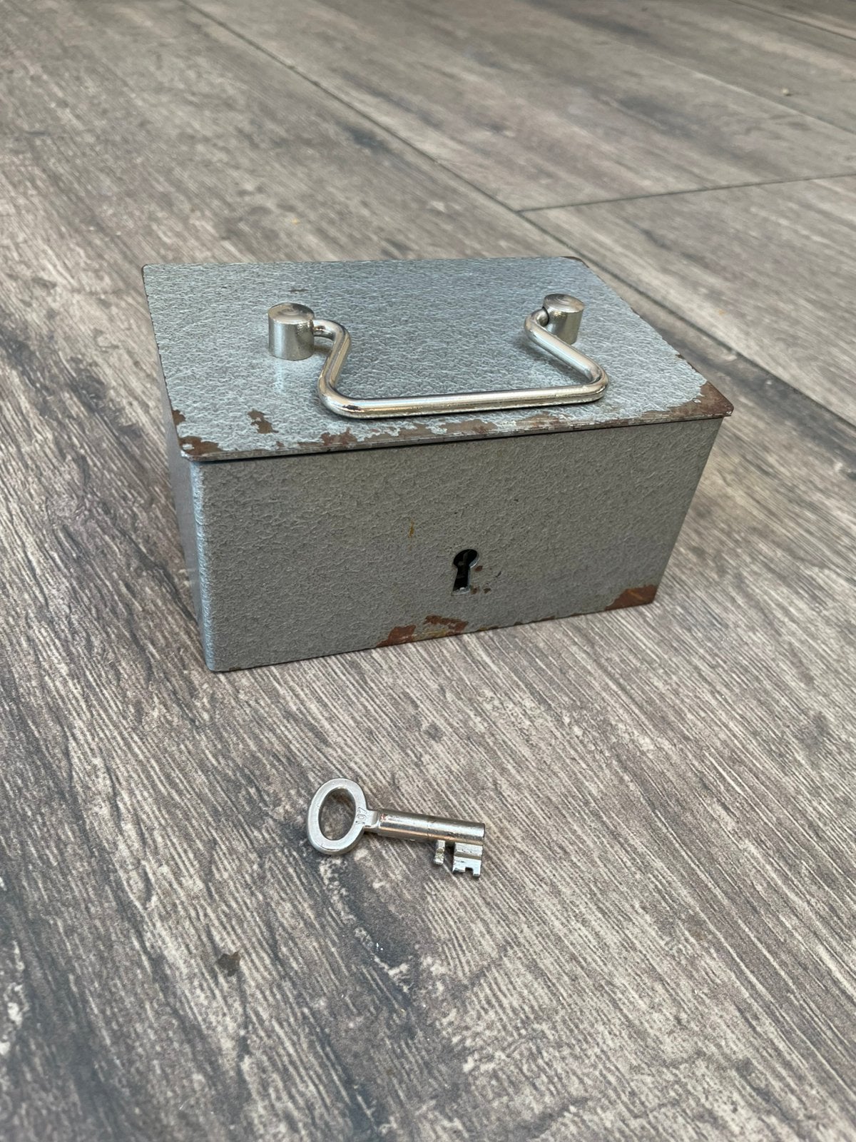 Kluisje + sleutel (afm. 13,5 x 9,5 x 6,6 cm/816 gram)  IGS, Ophalen of Verzenden, Gebruikt, Brandkast
