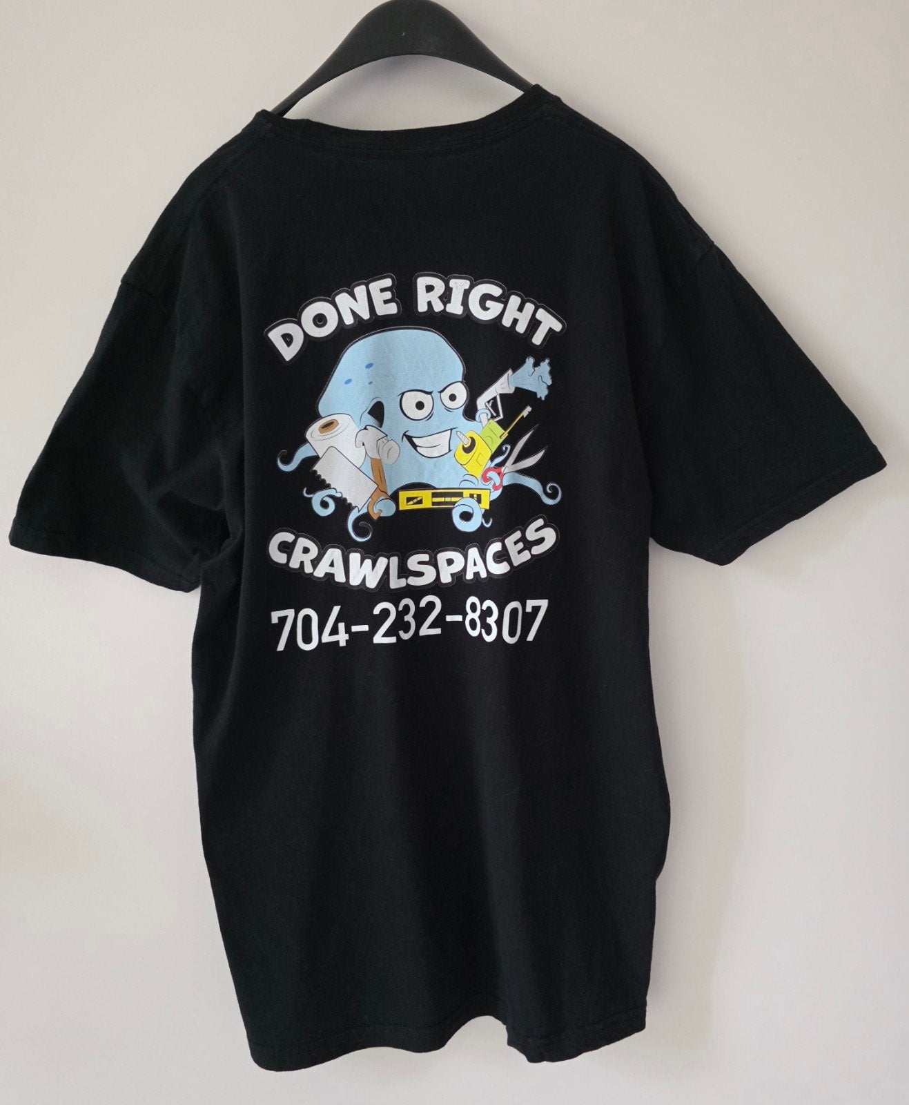 Gildan zwart graphic T-shirt maat L – Done Right Crawlspaces, Kleding | Heren, T-shirts, Maat 52/54 (L), Verzenden, 5 New Street Square, London, United Kingdom EC4A 3TW