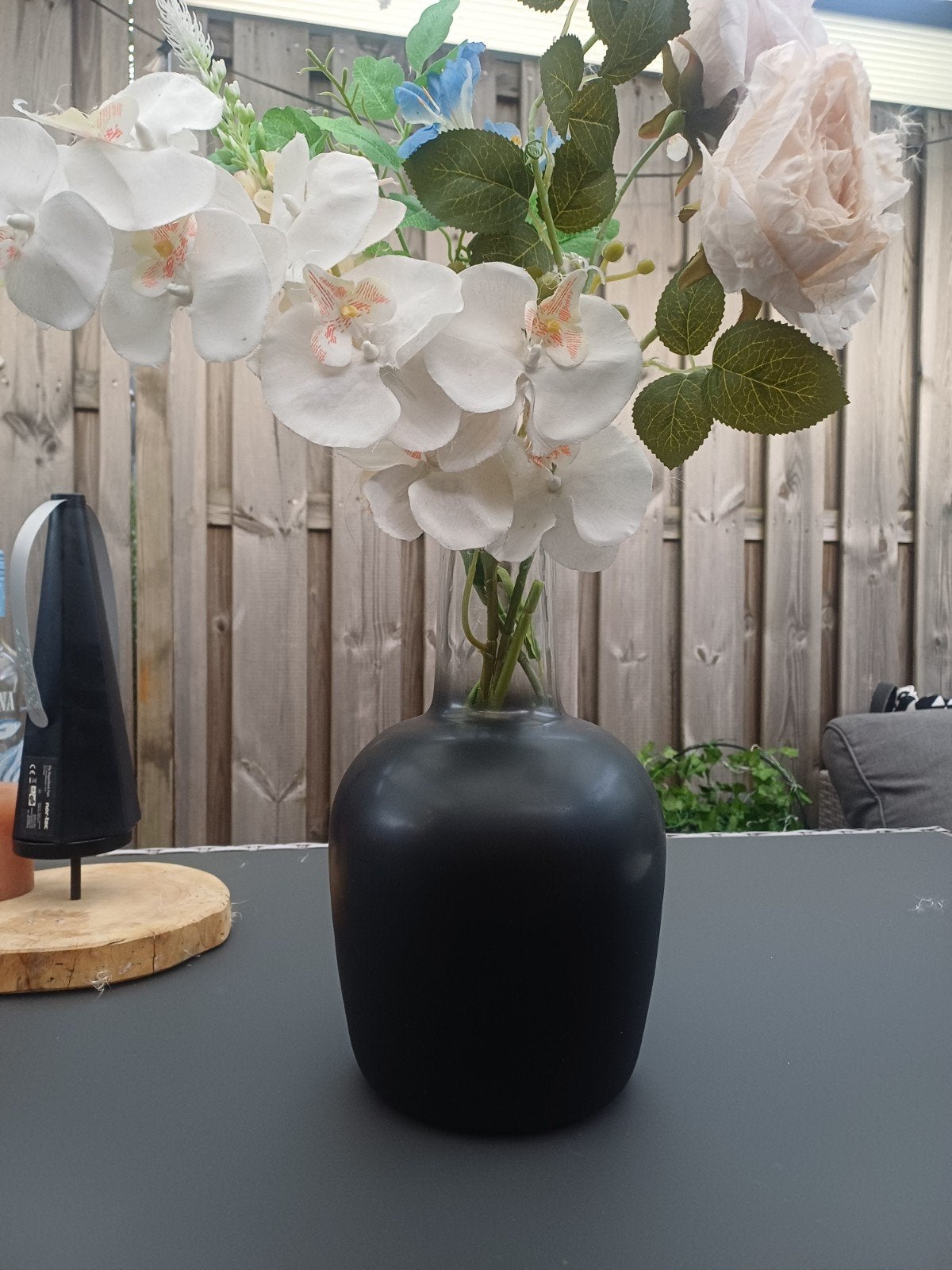 Zwarte glazen vaas met kunstbloemen (2 stuks), Huis en Inrichting, Woonaccessoires | Vazen, Gebruikt, Zwart, Glas, Inclusief decoratie