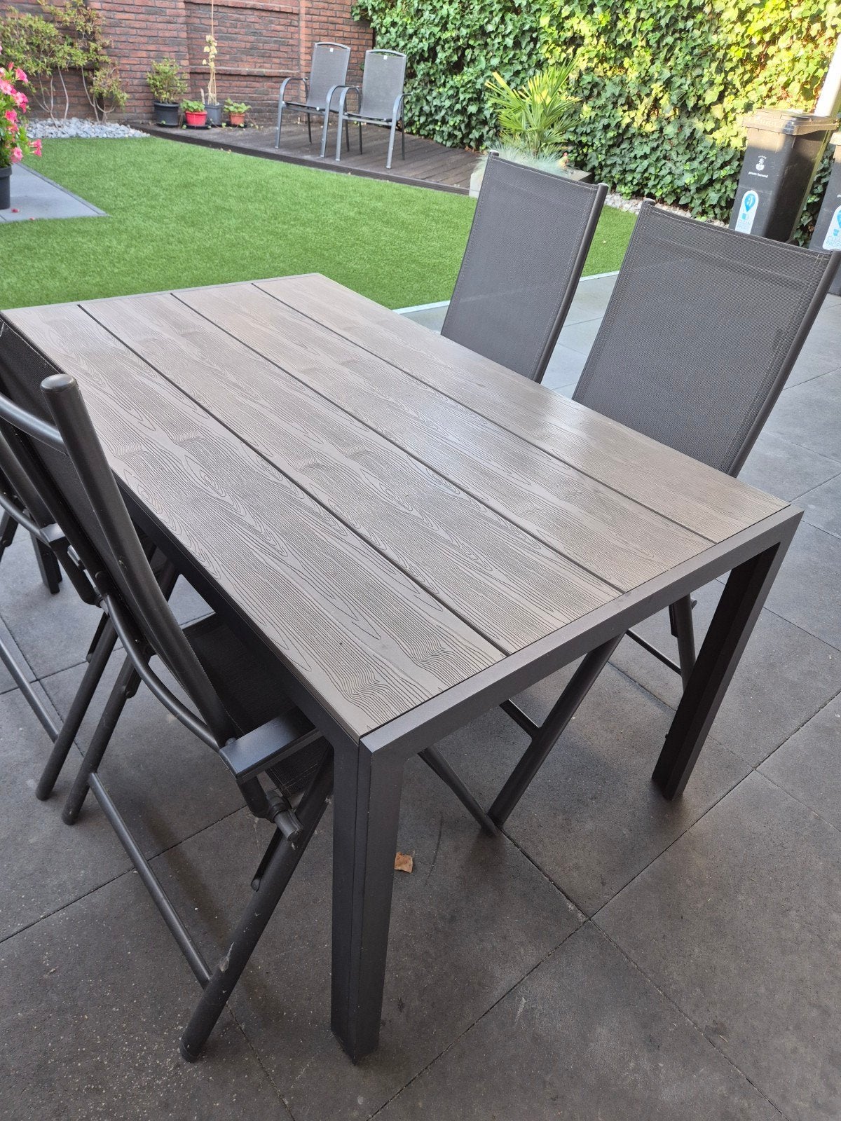 Donkergrijze tuinset in goede staat. Tafel 150x90 +4 stoelen, Ophalen, 4 zitplaatsen, Kunststof, Gebruikt