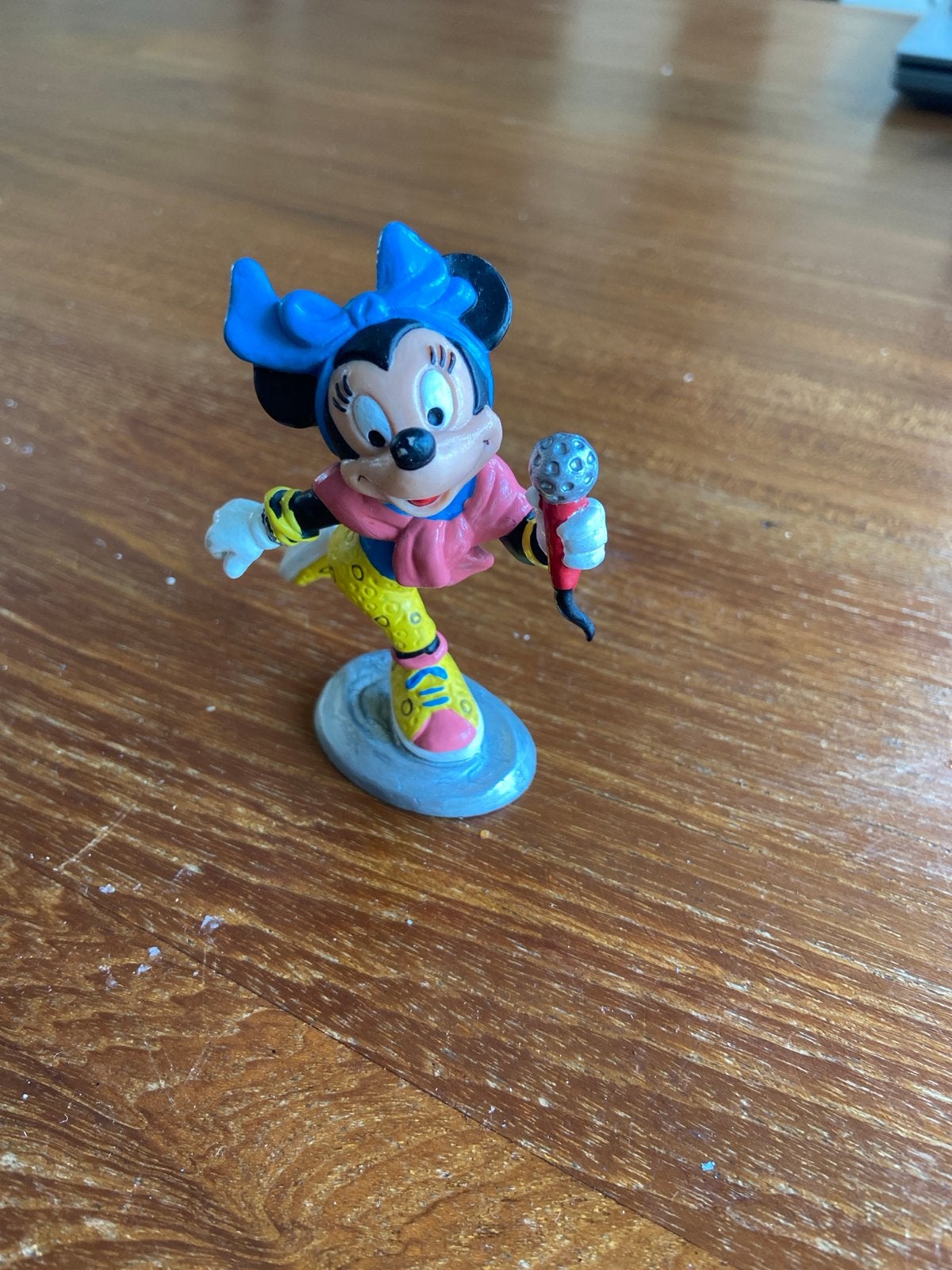 Minnie Mouse beeldje met microfoon, Ophalen of Verzenden, Mickey Mouse, Gebruikt, Beeldje of Figuurtje