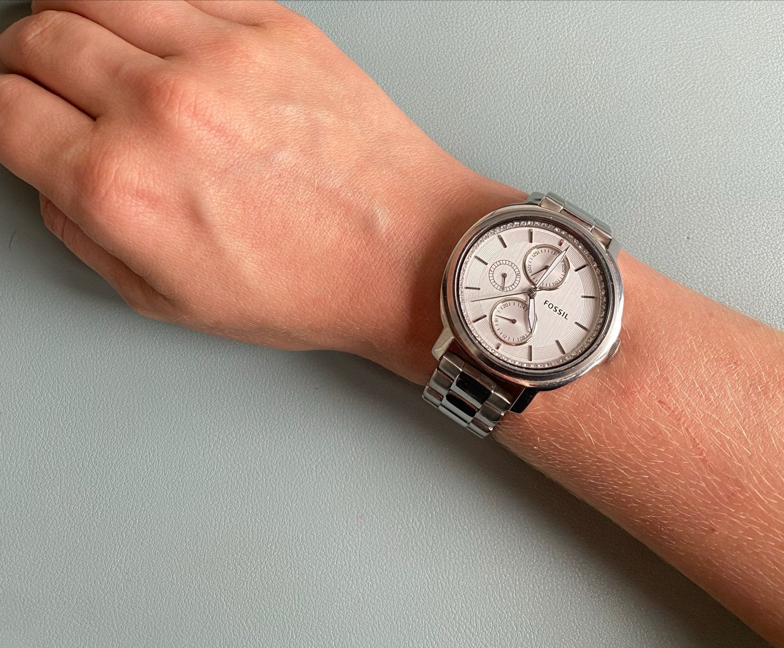 Fossil horloge - Zilverkleurig met strass, Sieraden, Tassen en Uiterlijk, Horloges | Dames, Gebruikt, Staal, Fossil, Polshorloge