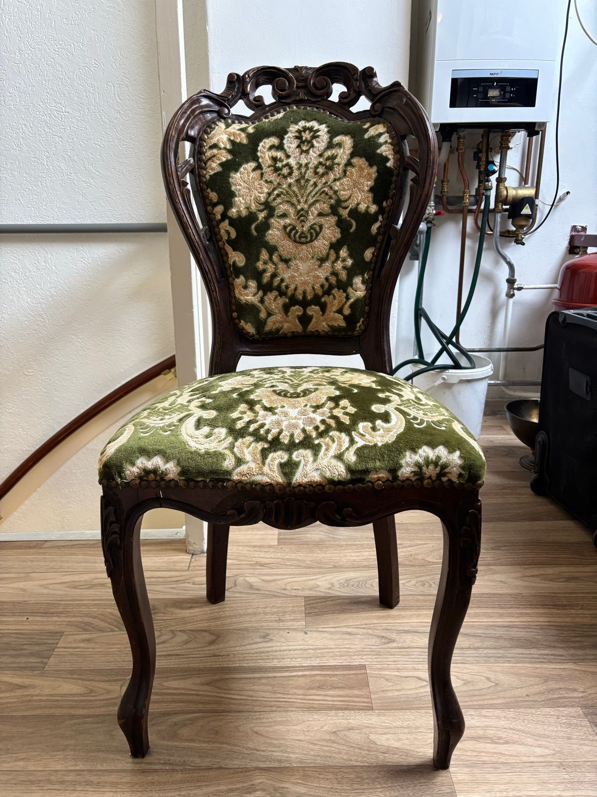 Antieke stoel met barokke details en groen fluweel, Antiek en Kunst, Ophalen of Verzenden