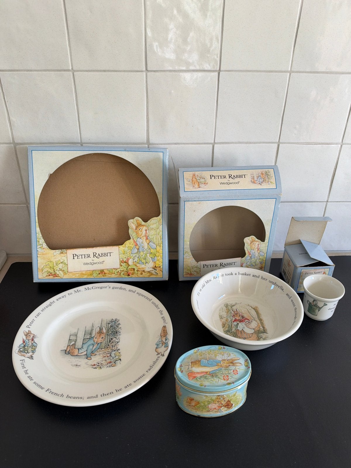 Peter Rabbit Wedgwood Eierdop, bordje en schaaltje, Klassiek, Ophalen of Verzenden, Zo goed als nieuw, Bord(en)