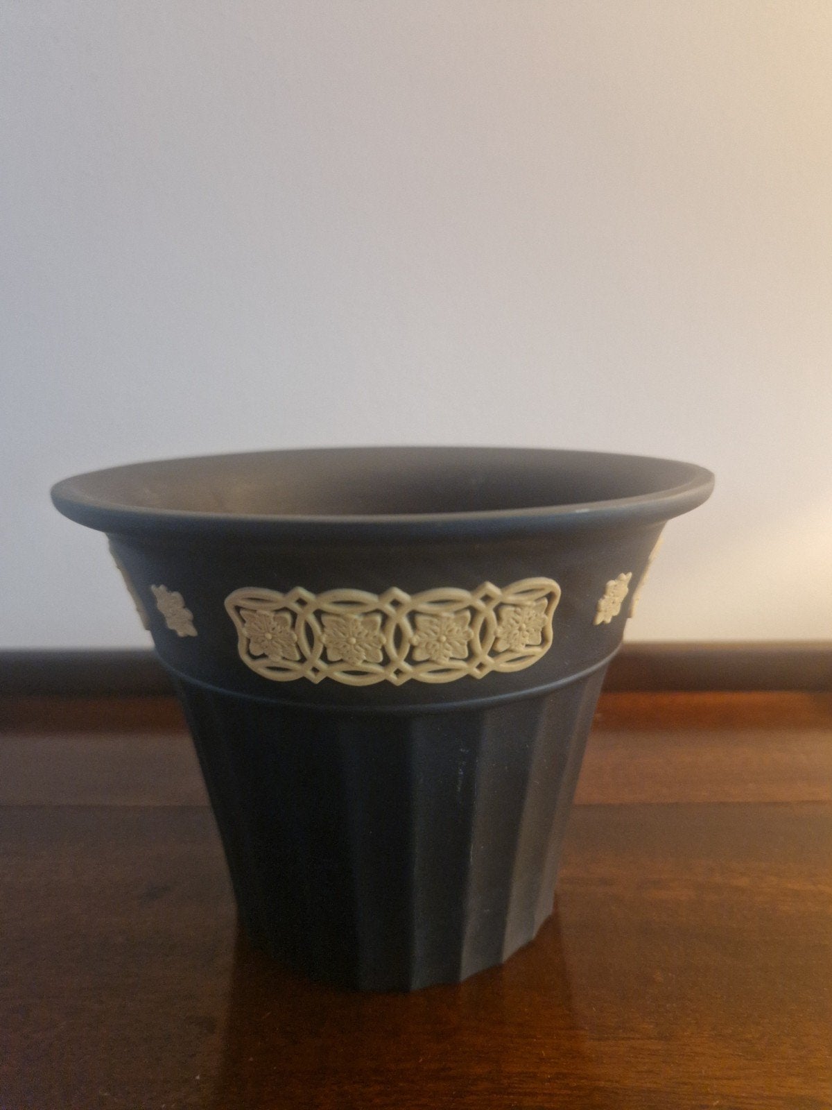Wedgwood Black Basalt Jasper Cachepot Bloempot, Antiek en Kunst, Ophalen of Verzenden