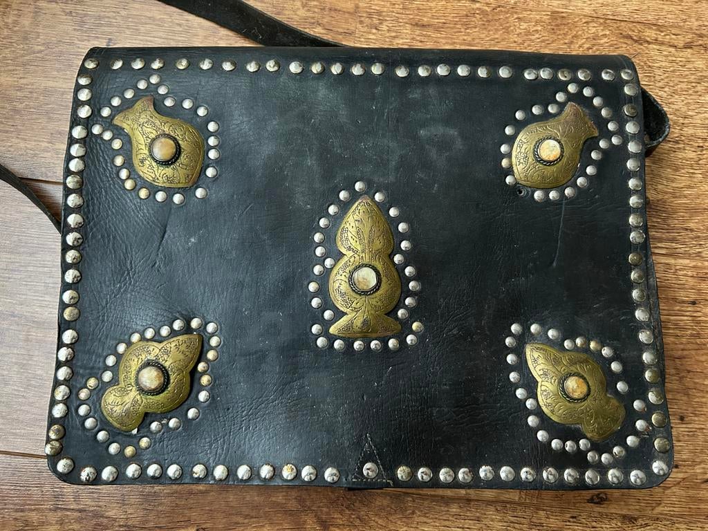 Antieke handgemaakte leren tas met metalen versieringen, Antiek en Kunst, Antiek | Kleding en Accessoires, Dames, Ophalen of Verzenden
