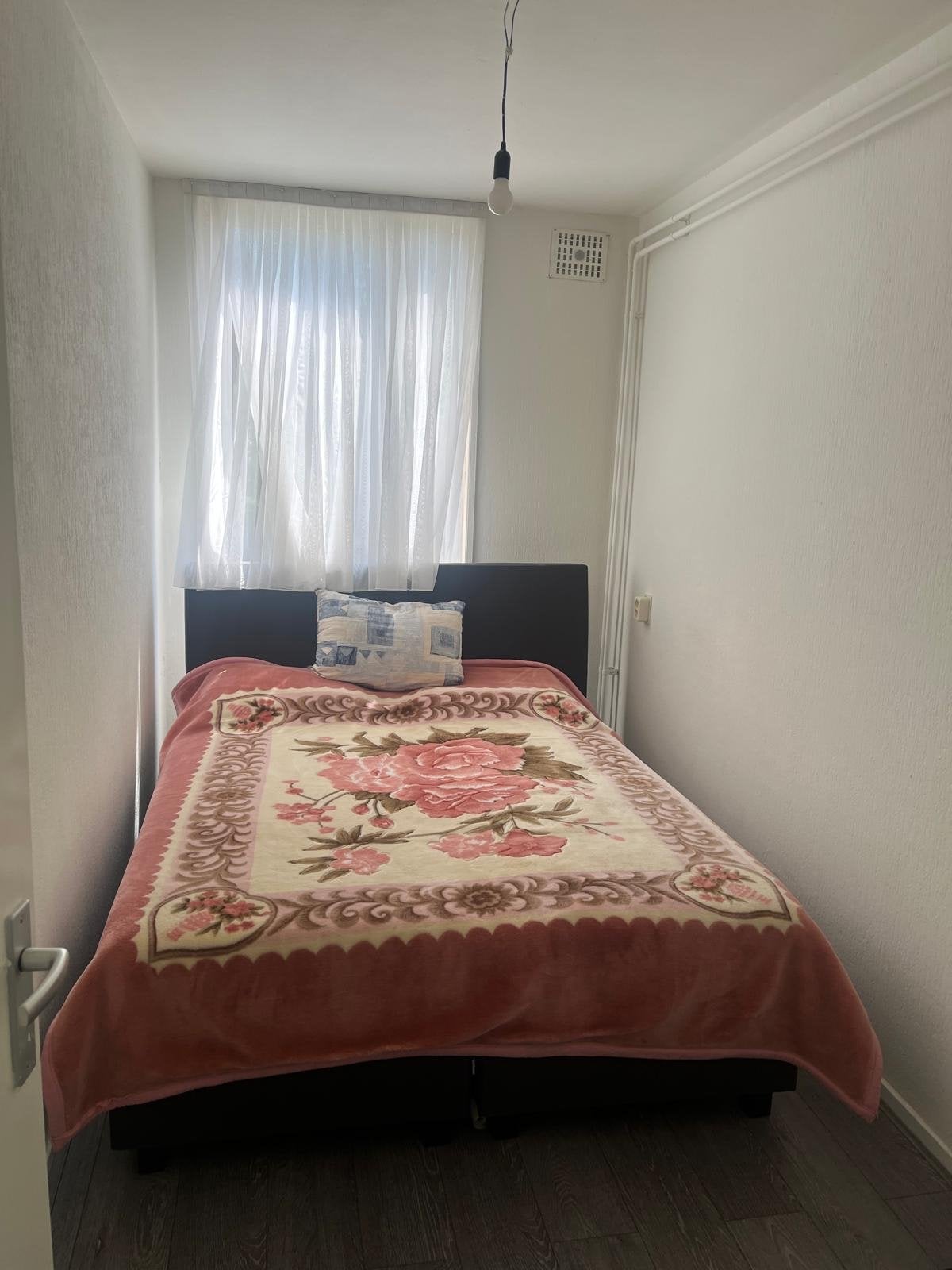 Tweepersoonsbed met matras en dekens, Huis en Inrichting, Slaapkamer | Bedden, Ophalen, Overige materialen, Gebruikt, 90 cm