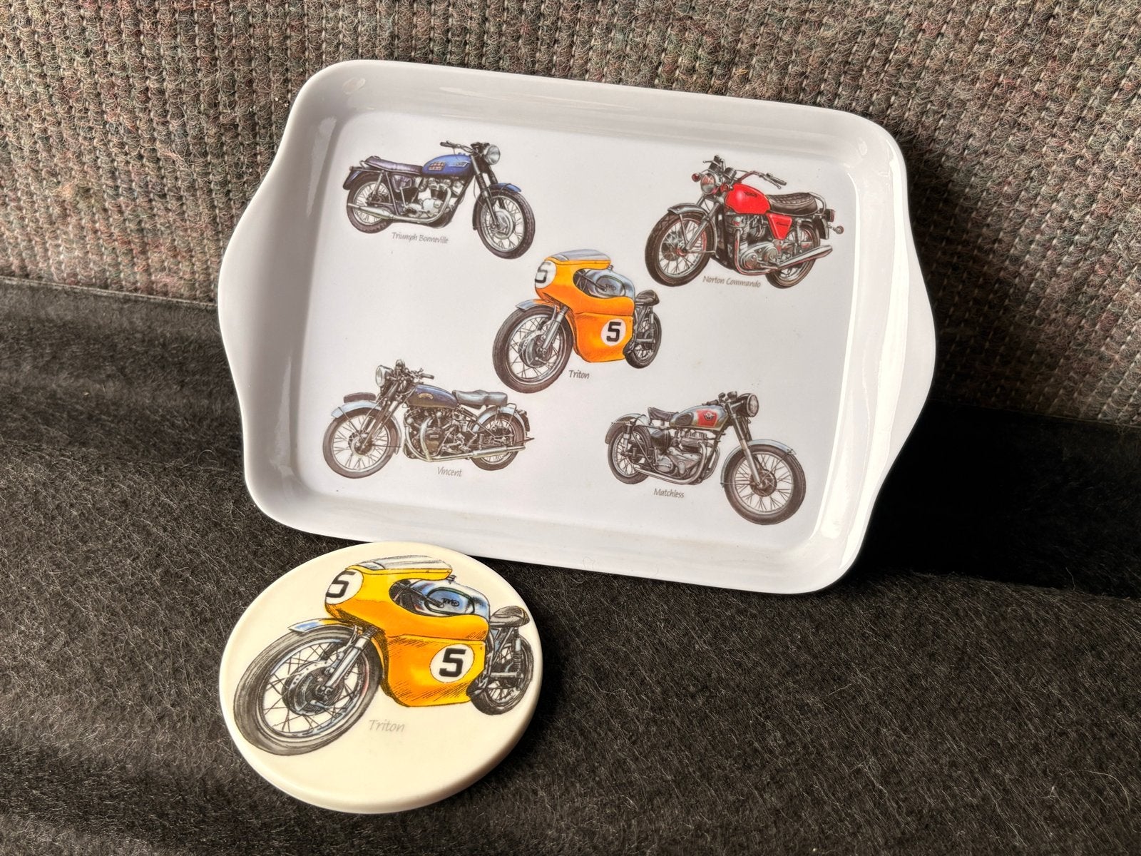 Dienblad en onderzetter met Engelse klassieke motorfietsen, Ophalen, Vintage, Gebruikt, Kunststof
