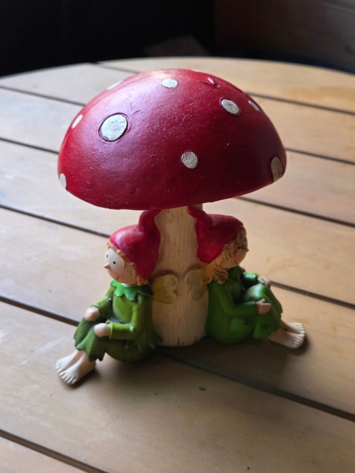Lieflijk herfstbeeldje: twee elfen onder een paddenstoel (po, Ophalen of Verzenden