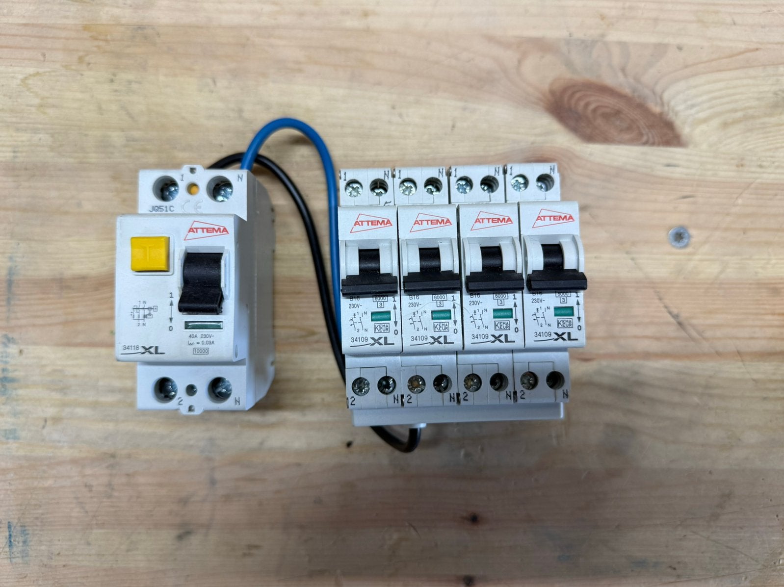 Atttema Aardlekschakelaar + 4 installatie automaten, Ophalen of Verzenden, Gebruikt