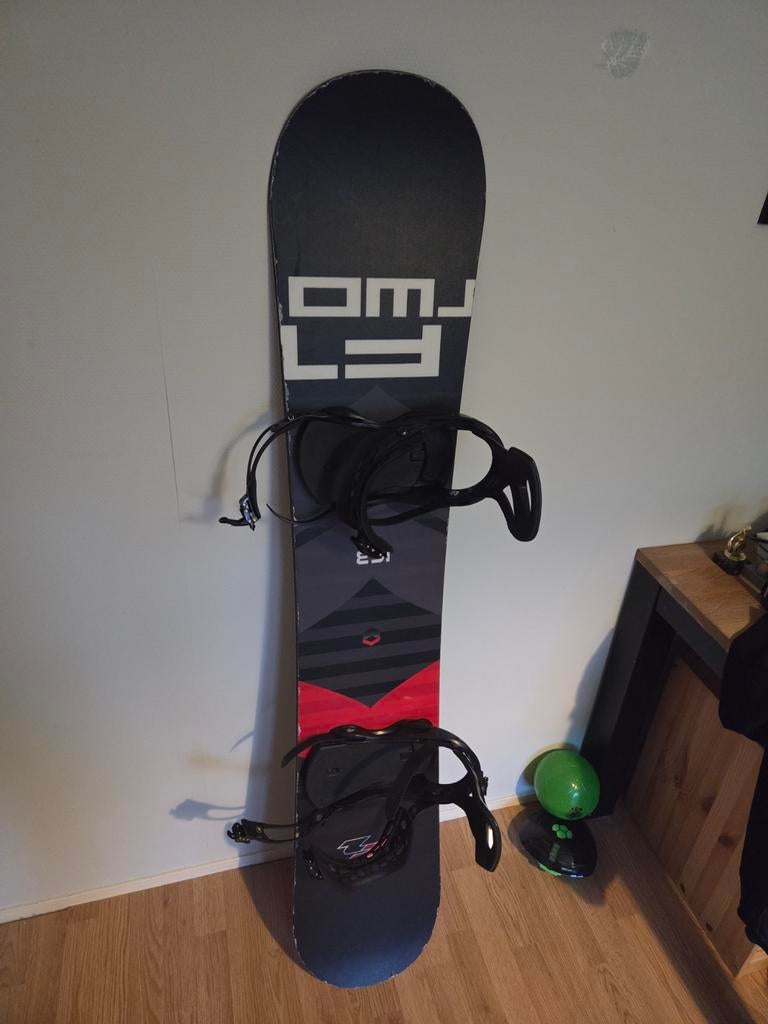 Snowboard met bindingen - Zo goed als nieuw, Sport en Fitness, Snowboarden, Ophalen of Verzenden
