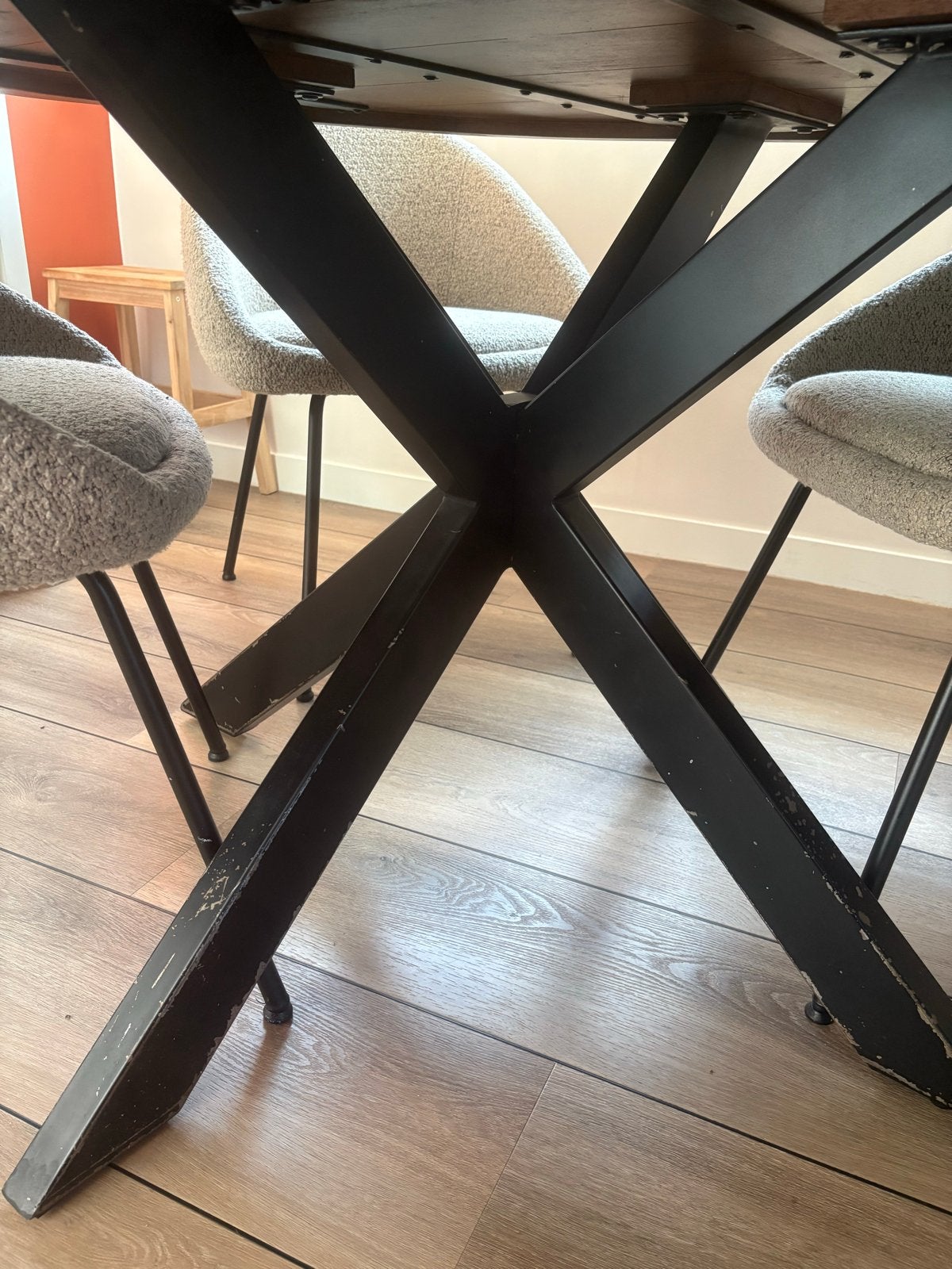 Ronde eettafel met warmbruin houten blad en metalen spinpoot, Ophalen, Gebruikt, Rond, Vijf personen of meer