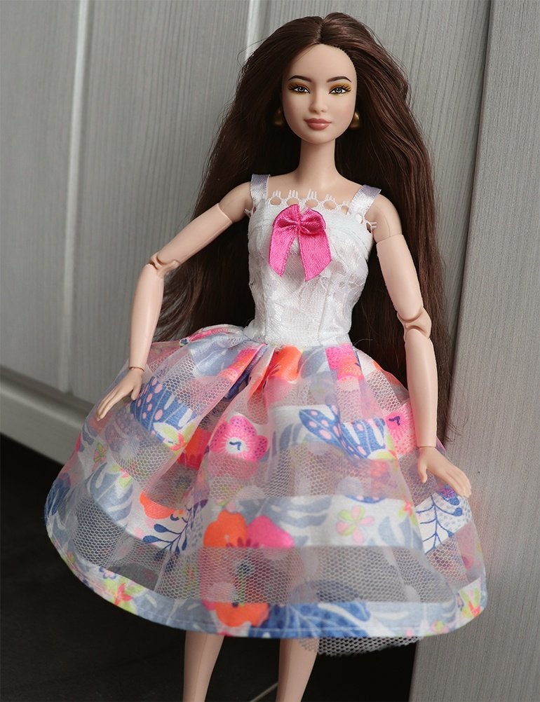 Barbie kleding nieuw - Korte jurk wit blauw roze met kant, Ophalen of Verzenden, Nieuw, Barbie