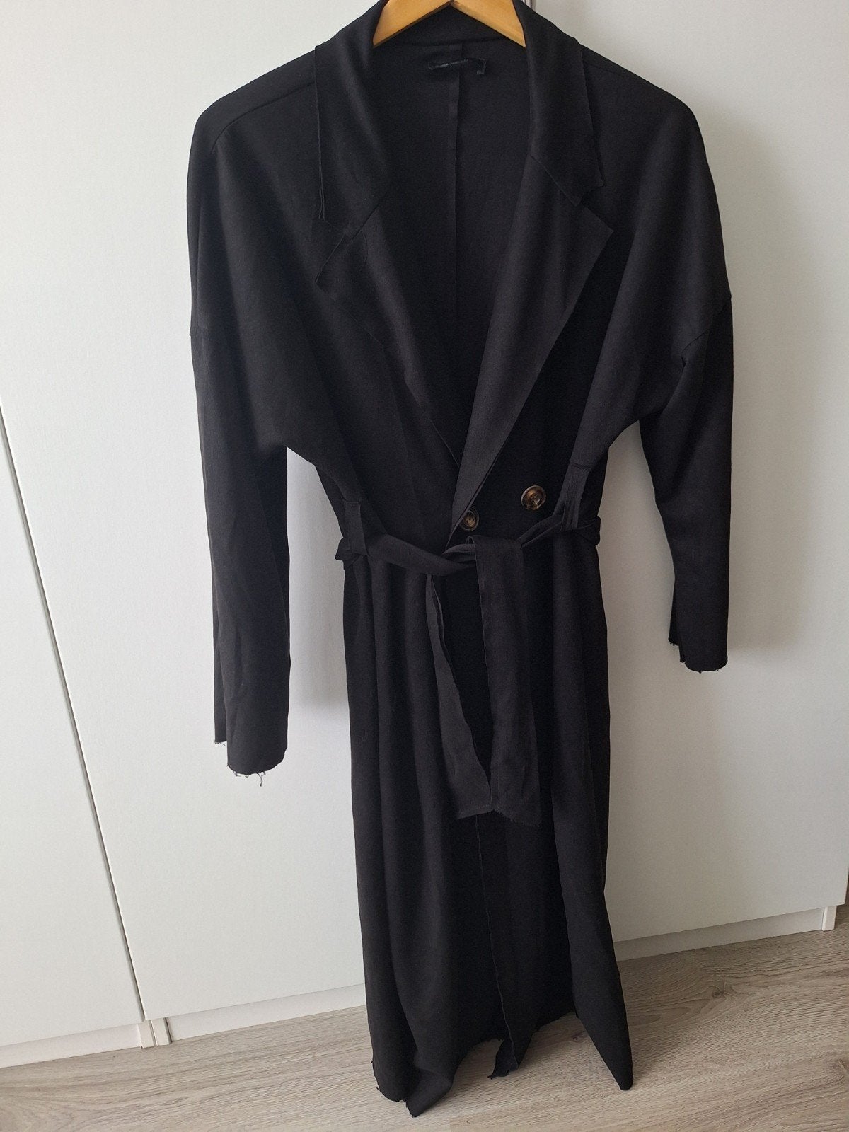 Zwarte lange jas/vest met ceintuur, Zwart, Maat 42/44 (L), Ophalen of Verzenden, Gedragen