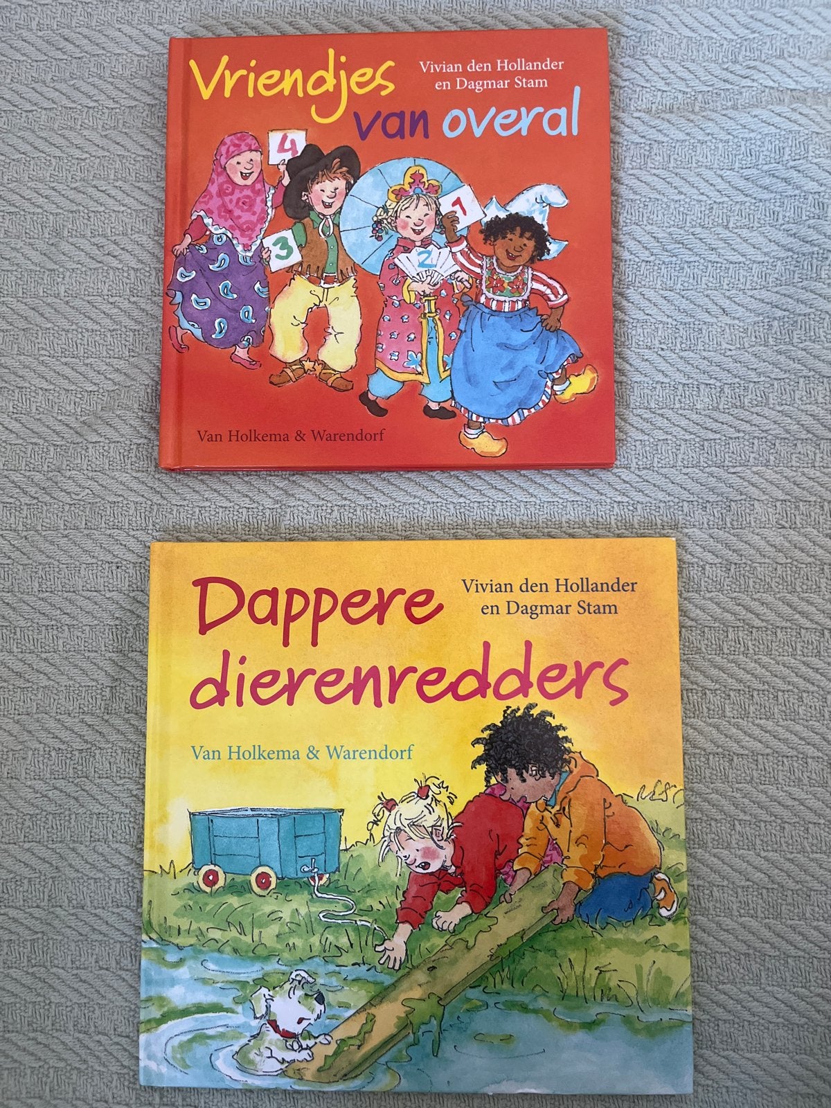 2 kinderboeken: Vriendjes van overal & Dappere dierenredders, Ophalen, Gelezen, Fictie algemeen