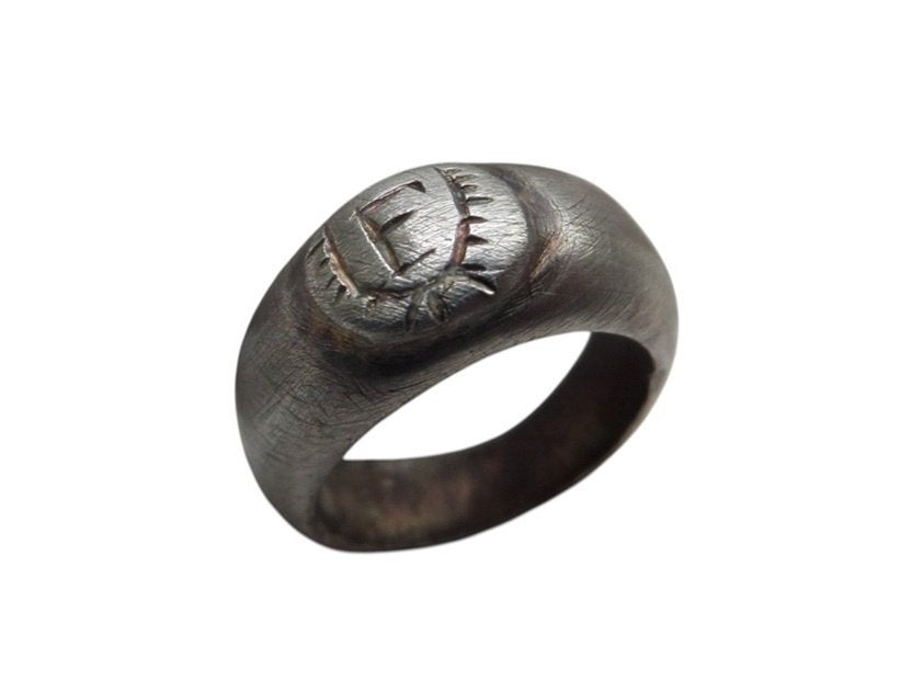 Bodemvondst zilver Romeinse kinder ring met letter F, Verzenden, Zilver