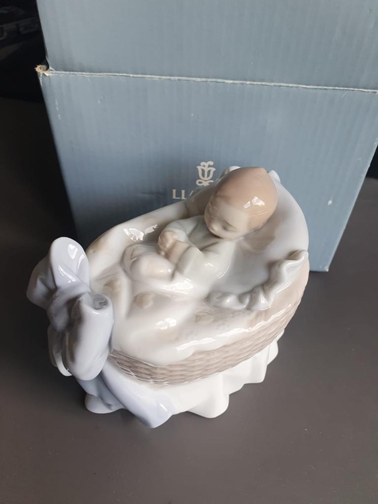 Lladro Beeldje "A New Treasure (Boy)" - Nieuw in doos, Verzamelen, Beelden en Beeldjes, Ophalen of Verzenden
