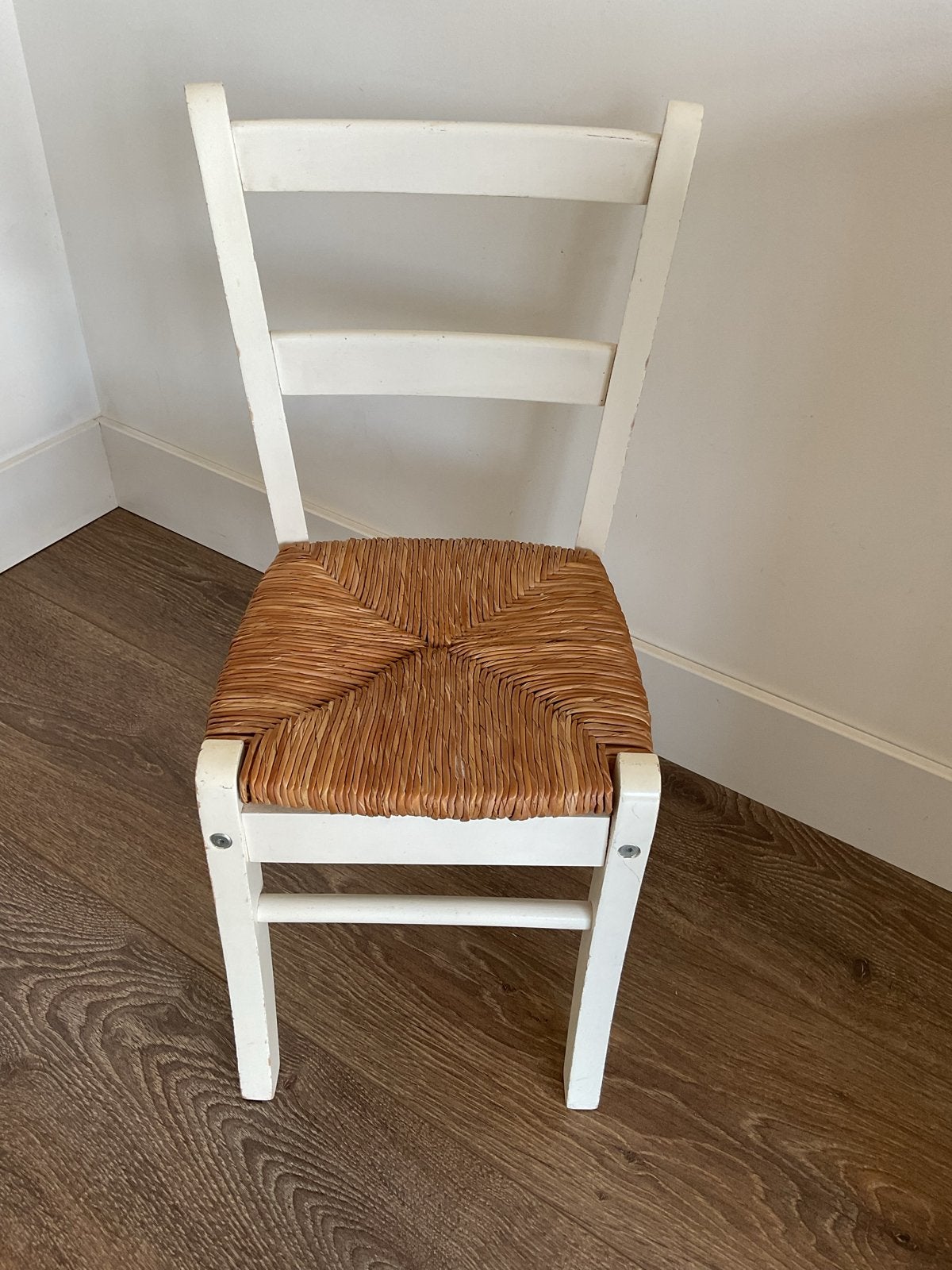 Wit houten kinderstoeltje met rieten zitting, Ophalen, Gebruikt, Wit, Landelijk