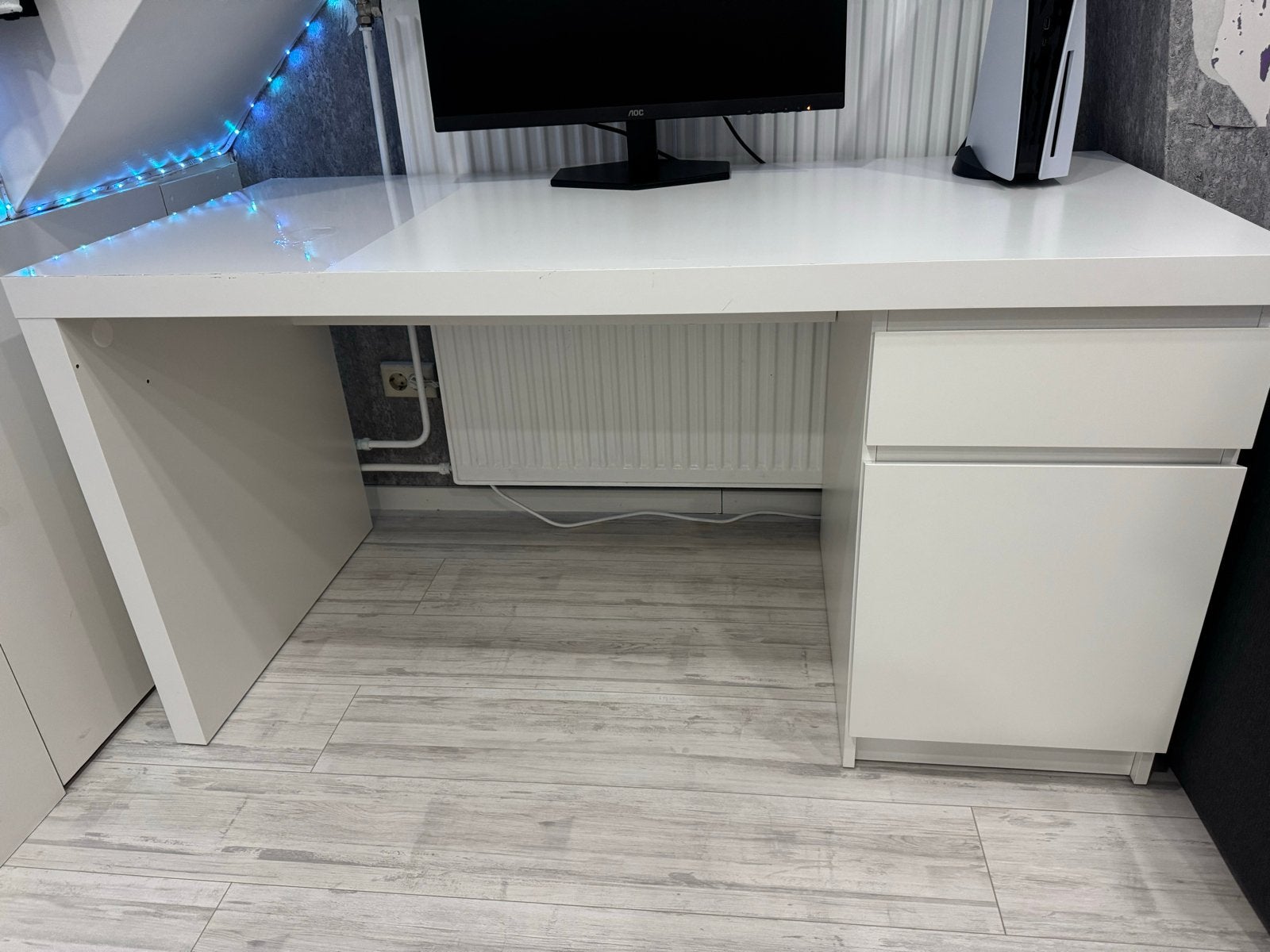 Wit IKEA  bureau met lades - lichte deuk weggewerkt, Huis en Inrichting, Ophalen, Gebruikt, IKEA, 140 cm