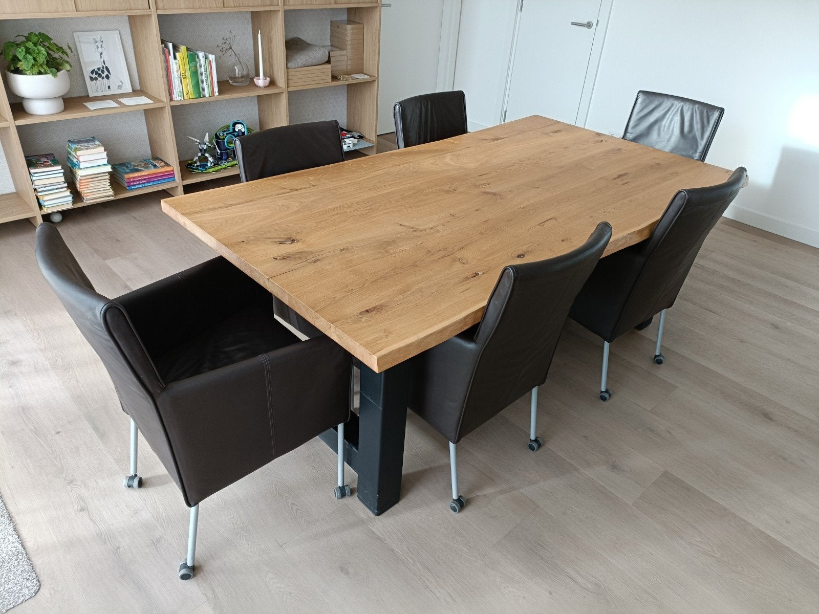 6x leren eetkamerstoel met wieltjes, zithoogte 48cm Ex tafel, Ophalen, Gebruikt, Bruin, Eén