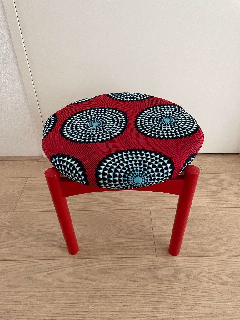 Rood krukje Afrikaans, Huis en Inrichting, Krukjes, Ophalen, Hout