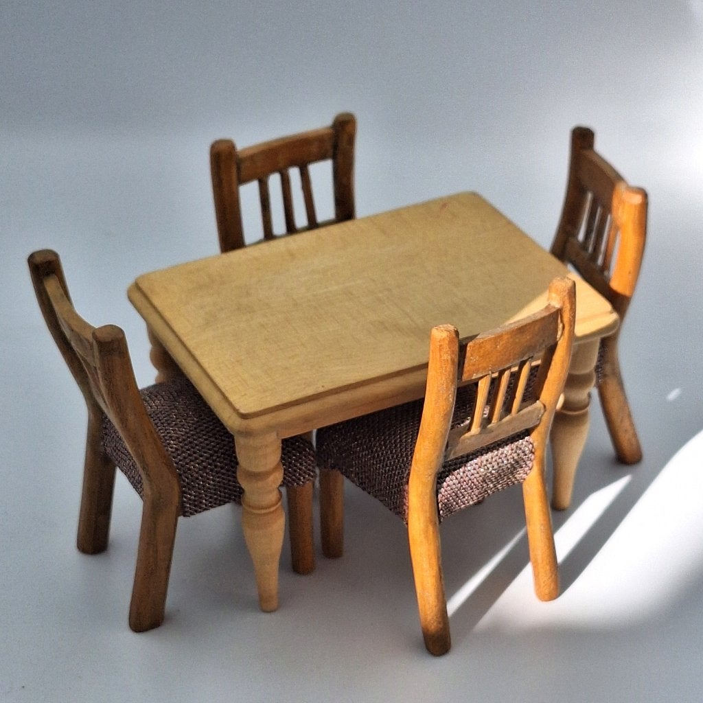 Stevige eettafel met stoelen voor het poppenhuis, Ophalen of Verzenden, Gebruikt, Poppenhuis